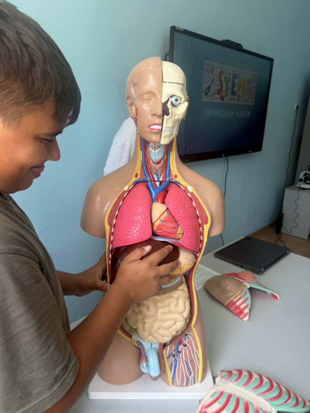 STEM център с пет тематични кабинета отвори врати в Спортно училище Георги Бенковски 10