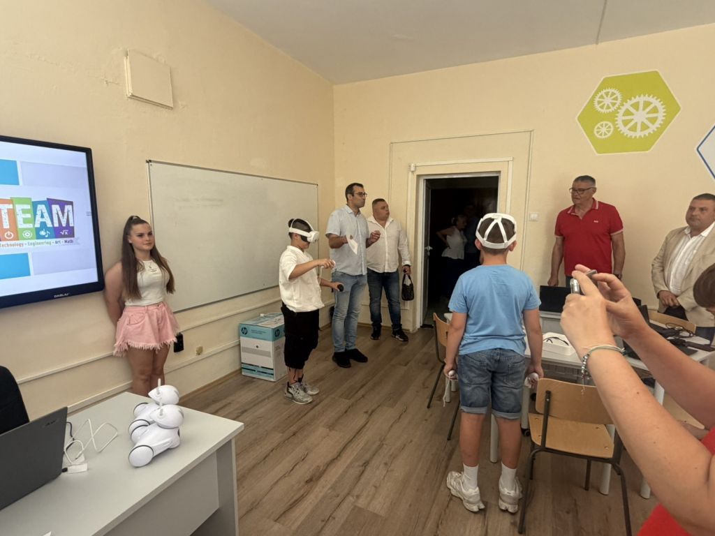 STEM център с пет тематични кабинета отвори врати в Спортно училище Георги Бенковски 2