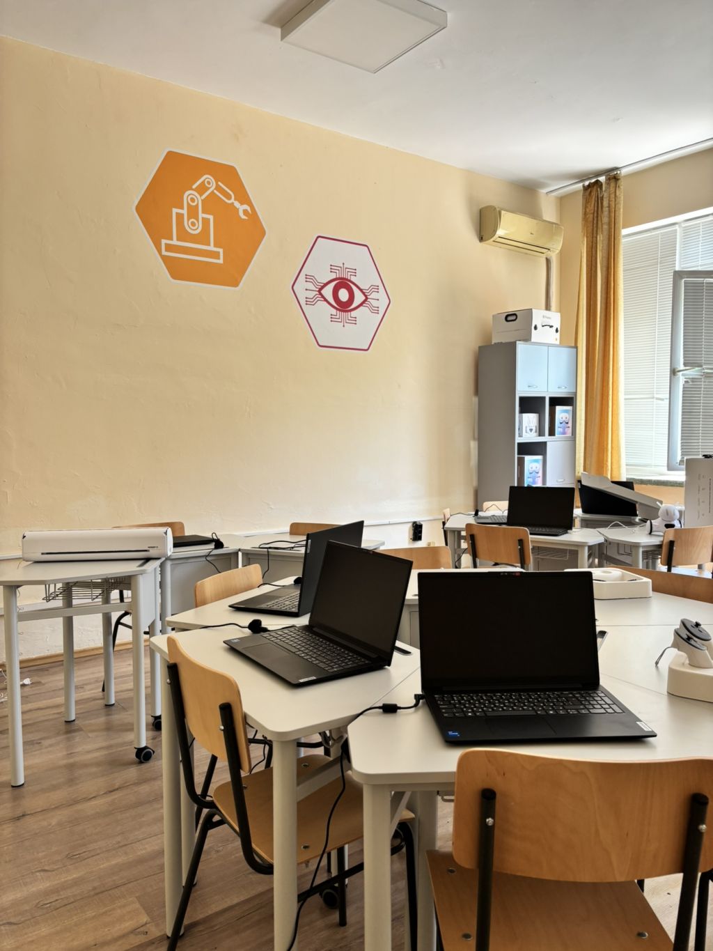 STEM център с пет тематични кабинета отвори врати в Спортно училище Георги Бенковски 5